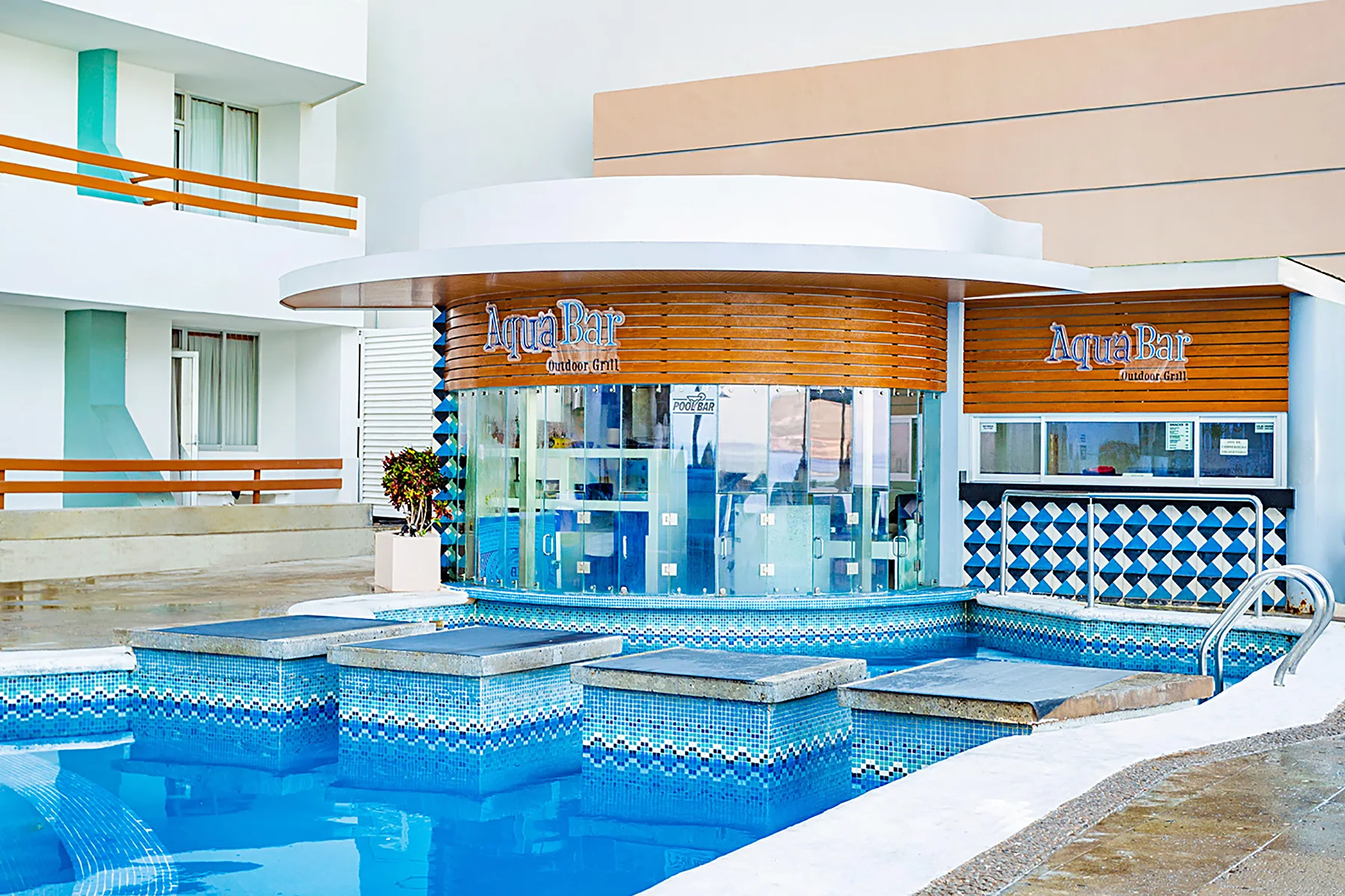 Bar Oasis junto a la alberca del hotel Oceano Palace Mazatlan